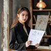杏吧探花产品设计师王雅诗的创意照片，时尚气质，手持设计稿，展现专业创意能力